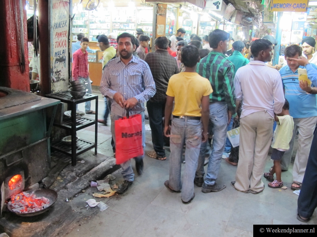 Ook in de zijstraten is het in karol Bagh goed winkelen. Op de foto zie je links een Indiase oven, de tandoor. Hier worden roti´s en naans in gemaakt.